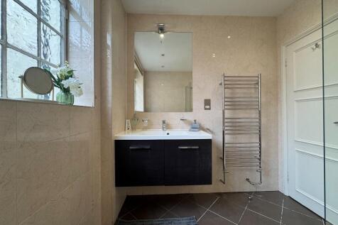 1st ensuite bathroom