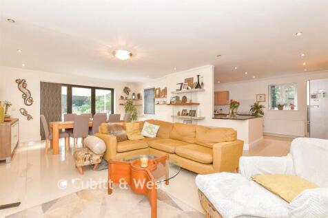 Lounge/ Dining Area