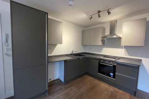 lat 3 kitchen.jpeg