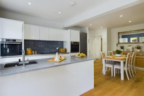 Kitchen/Dining Area