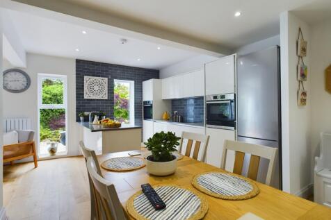 Kitchen/Dining Area