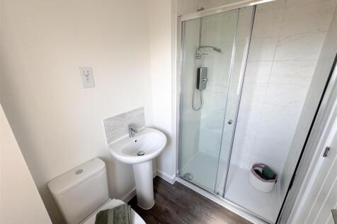 Plot 4 ensuite.jpg