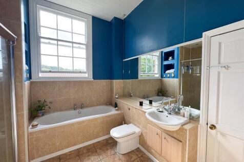 Bathroom..jpg