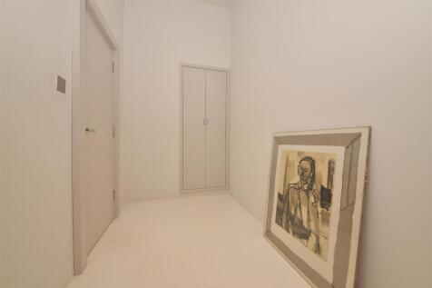 Apt 1 3-4 James Street - hall.jpg