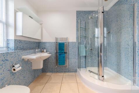 Family Bathroom (2).jpg