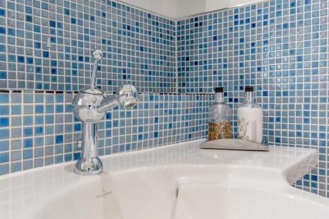Family Bathroom (1).jpg