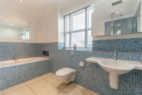 Family Bathroom (4).jpg