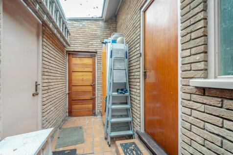 8659041-interior34.jpg