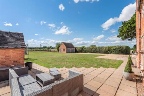 8657361-exterior12.jpg