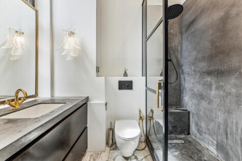 Principal Bathroom