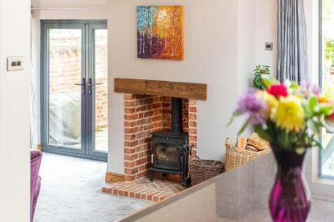 Holly House ph49
