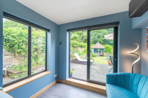 Holly House ph21
