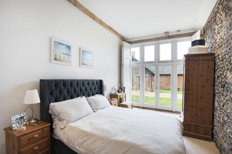 Manor Barn ph40