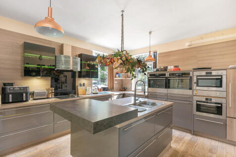 Abbots Court ph28