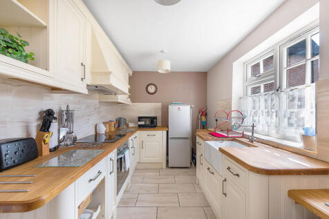 Abbots Court ph50