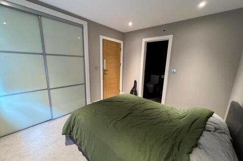 Bedroom photo 2