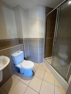 Ensuite to bedroom 1