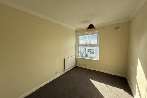 Front bedroom 1
