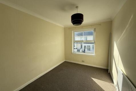 Front bedroom 2