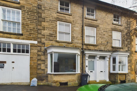 Three bedroom townhouse - For sale by auction