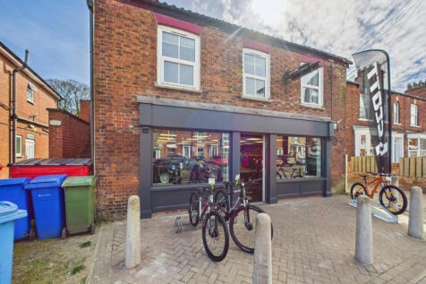 Two bedroom flat - For sale by auction