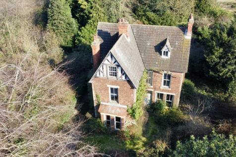 7 Bedroom Detached House - for sale by auction