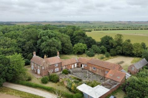4 Bedroom farmhouse with land and outbuildings fo