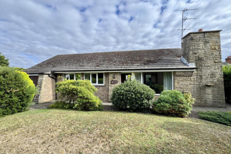 3 bedroom detached bungalow - For sale by auction