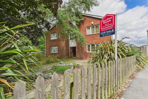 One bedroom first floor studio apartment - For sa