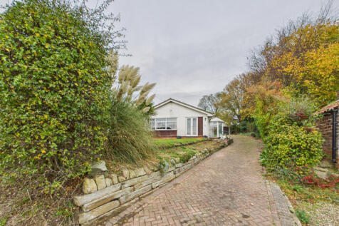 Three bedroom detached bungalow - For sale by auc