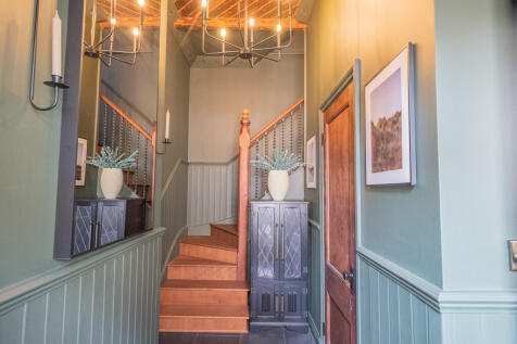 Foyer 1 of 3