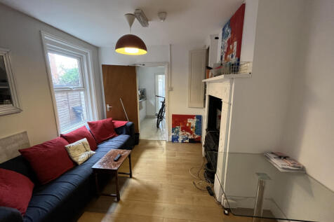 Room to Rent in Shared House, RG2