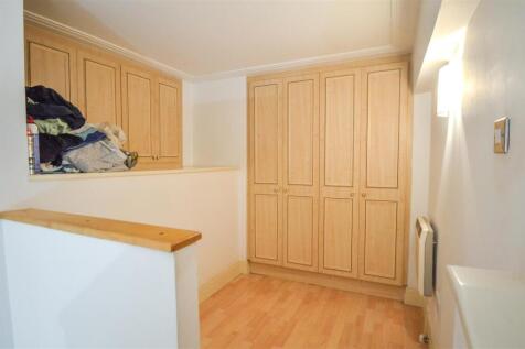 1 Prescot Street