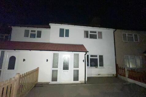 101 Feenan Highway Tilbury RM18 8EX (13).jpeg