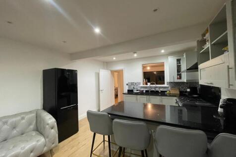 101 Feenan Highway Tilbury RM18 8EX (24).jpeg