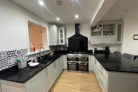 101 Feenan Highway Tilbury RM18 8EX (23).jpeg