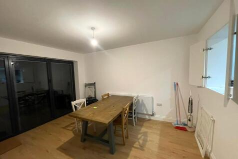 101 Feenan Highway Tilbury RM18 8EX (10).jpeg