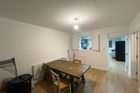 101 Feenan Highway Tilbury RM18 8EX (19).jpeg