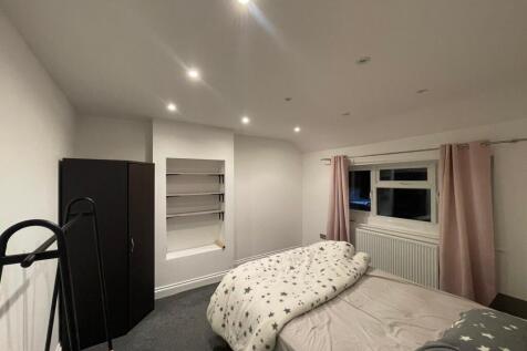 101 Feenan Highway Tilbury RM18 8EX (14).jpeg