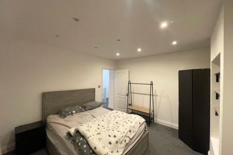 101 Feenan Highway Tilbury RM18 8EX (22).jpeg