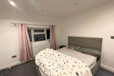 101 Feenan Highway Tilbury RM18 8EX (8).jpeg