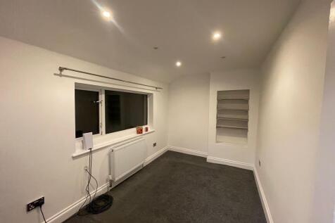 101 Feenan Highway Tilbury RM18 8EX (18).jpeg