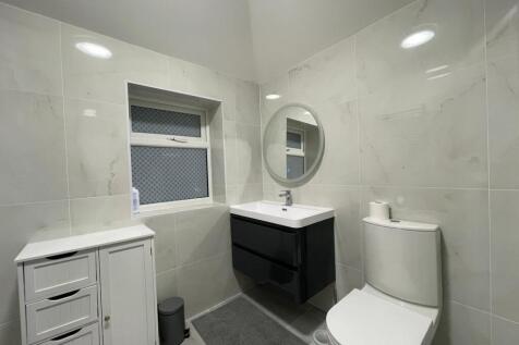 101 Feenan Highway Tilbury RM18 8EX (17).jpeg