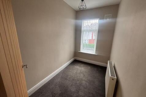 Front Bedroom (small)
