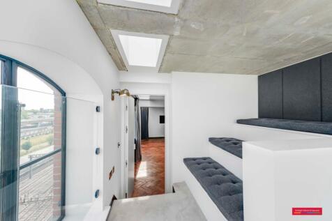 Mezzanine Bedroom 1