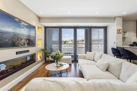 Charlotte Court EN4 8QZ-5.jpg