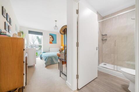 Bedroom 1 (2).jpg