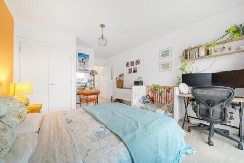Bedroom 1 (3).jpg