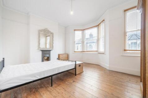 Bedroom 1.jpg