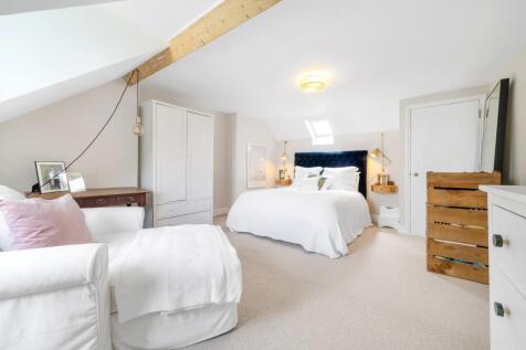 Bedroom 1.jpg